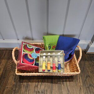 NEW SUMMER LIVING BASKET W/ 9" BOWL, 4 SMALL BOWLS, 4 CHEESE SPREADERS & 2 TOWEL